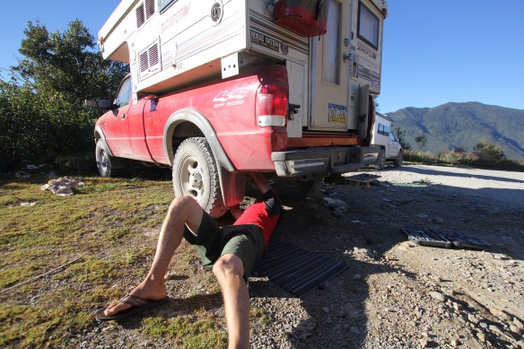 Guatamealan roadside maintenance